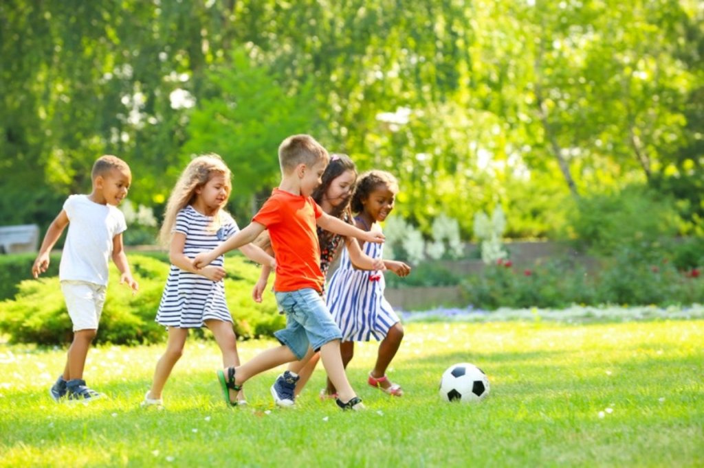 Enfants qui jouent au ballon dans un parc