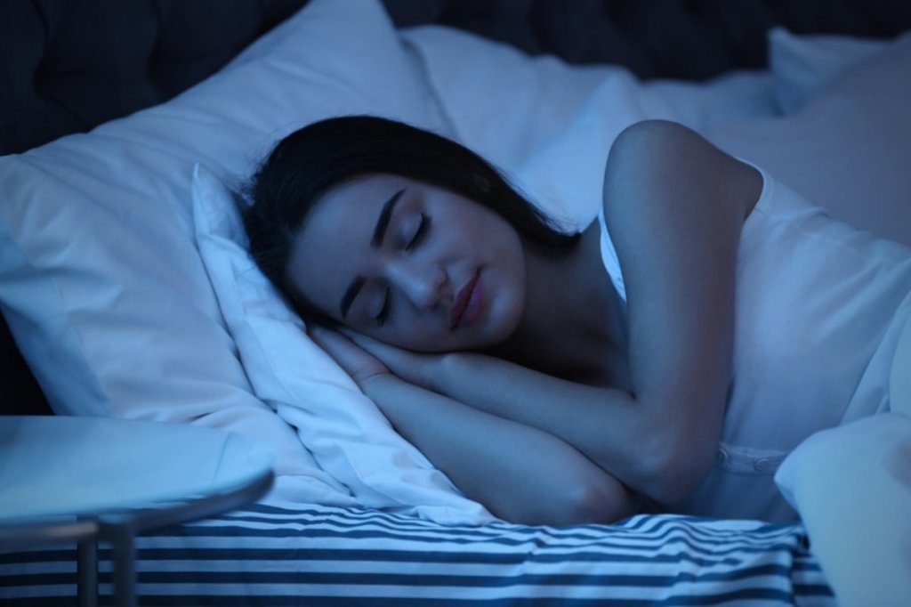 Femme endormie paisiblement la nuit